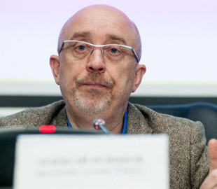 "Мова йде не про мобілізацію". Резніков пояснив, навіщо чоловікам вручають повістки