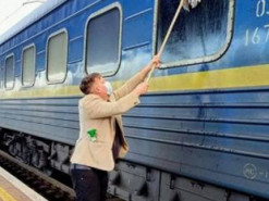 Данець взяв швабру і помив вікно потяга "Укрзалізниці". Соцмережі вибухнули