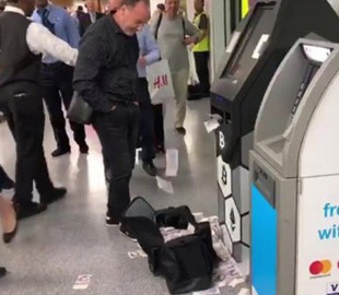 Биткоин-банкомат в лондонском метро начал «плеваться» деньгами