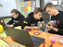 15-летние школьники из Днепра разрабатывают первого в мире робота-тренера для людей с инвалидностью