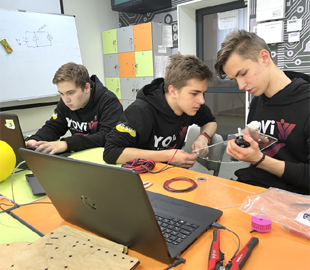 15-летние школьники из Днепра разрабатывают первого в мире робота-тренера для людей с инвалидностью