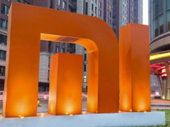 Xiaomi проектирует смартфоны с отверстием в экране