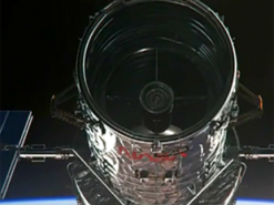 Hubble показав галактику, що викривлює простір-час