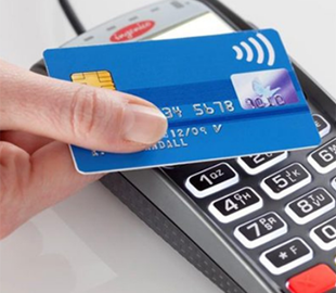 Чоловік знайшов чужу банківську картку та витратив з неї чималі кошти