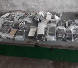 Львівські митники вилучили понад 200 контрабандних мобільних телефонів