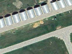 За 300 км від українського кордону окупанти на аеродромі розпочали зводити захисні ангари