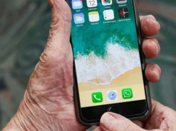 Смартфон від президента. Як і коли роздаватимуть гаджети вакцинованим пенсіонерам — деталі