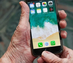 Смартфон від президента. Як і коли роздаватимуть гаджети вакцинованим пенсіонерам — деталі