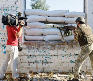 Обязательная страховка и бронежилеты: Рада приняла закон по защите журналистов