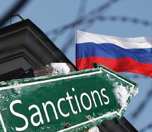 Нафтові санкції ЄС шкодять Росії ще до набуття чинності - Bloomberg