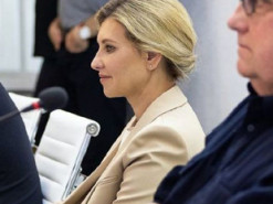 У стильному костюмі і кедах: Олена Зеленська на заході на Київщині