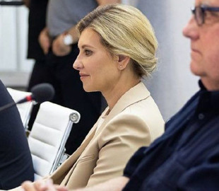 У стильному костюмі і кедах: Олена Зеленська на заході на Київщині