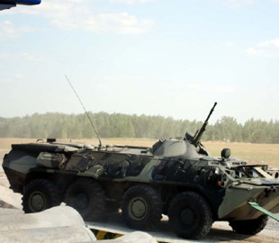 Украинские десантники показали эффектные кадры уничтожения техники рф, которую оккупанты пытались спрятать