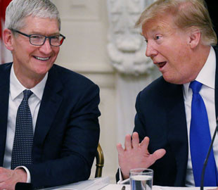 Трамп в личном разговоре уговаривал главу Apple перенести производство в США