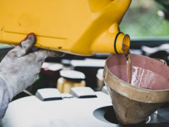 Як зберігати масло для двигуна, щоб не зашкодити авто