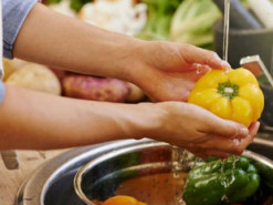 Чому деякі види продуктів не можна мити: що з ними станеться