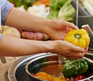 Чому деякі види продуктів не можна мити: що з ними станеться