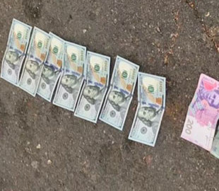 $700 за сприяння в переправленні військовозобов'язаного за кордон: чоловіку повідомили про підозру