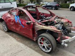 Серьезно поврежденный Tesla Model 3 всё еще на ходу