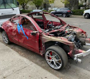 Серьезно поврежденный Tesla Model 3 всё еще на ходу