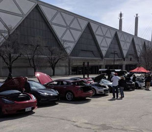 Дилеры не пустили Теслу на автосалон. Владельцы электрокаров отомстили собственной выставкой