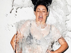 Австралийка пародирует знаменитостей, показывая, как нелепо выглядят их идеальные фото