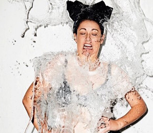 Австралийка пародирует знаменитостей, показывая, как нелепо выглядят их идеальные фото