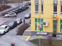 У Києві жителі багатоповерхівки оригінально вирішили проблему зі світлом (ФОТО)