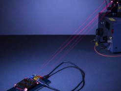 Теперь смартфоны можно заряжать с помощью лазеров по беспроводной технологии