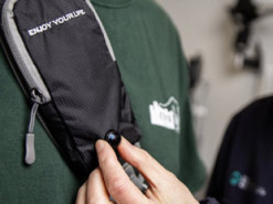 Носимое устройство помогает слабовидящим обходить препятствие лучше собак-поводырей