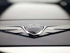 Полностью электрический кроссовер Genesis GV60 заметили за зарядкой