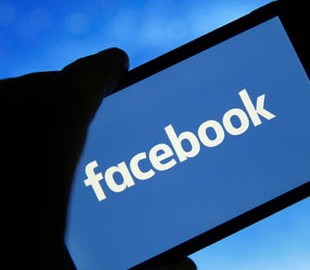 Facebook начнет предупреждать пользователей перед репостом старых новостей