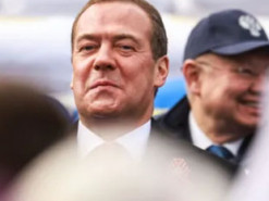 "Тепер ясно, чому підірвали пивний завод": у мережі підняли на сміх Медведєва, який похвалився візитом на Донбас. Фото