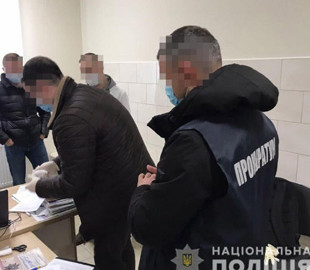 На Рівненщині сімейний лікар виготовляв і збував фальсифіковані COVID-сертифікати