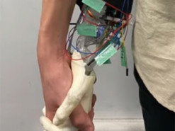 В Японии изобрели роборуку для одиноких людей