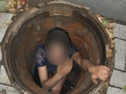 Полицeйскиe обнаружили в колодце женщину, которая вырезала ножом кабель