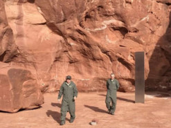 Найдены создатели загадочных стальных монолитов