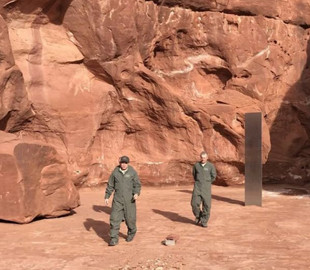 Найдены создатели загадочных стальных монолитов