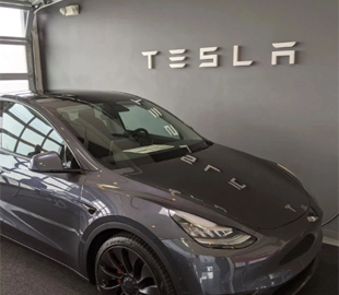 Перші власники електромобілів Tesla Model Y поділились яскравими відео своїх автівок