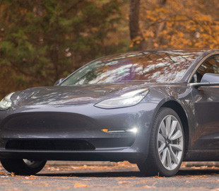 Водители массово жалуются на Tesla: причина