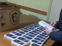 Мешканка Львівщини хотіла перенести через кордон 35 iPhone у картонній коробці