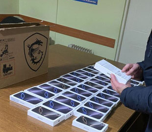Мешканка Львівщини хотіла перенести через кордон 35 iPhone у картонній коробці