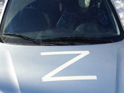 В России 12‑летняя девочка сорвала букву Z с полицейской машины
