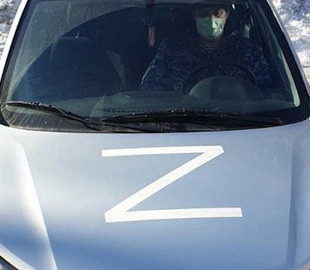 В России 12‑летняя девочка сорвала букву Z с полицейской машины