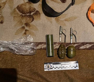 У Кривому Розі вдома у чоловіка знайшли цілий арсенал зброї