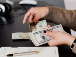 Не більше $5 тис.: у РФ обмежили грошові перекази родичам за кордон