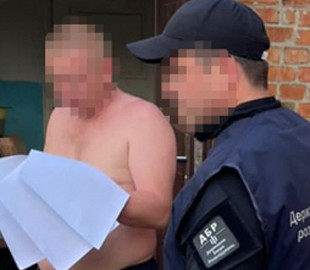 За матеріалами ДБР судитимуть правоохоронця, який добровільно віддав зброю окупантам