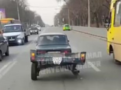 Смелое техническое решение: днепрянин вместо колеса установил на прицеп бревно