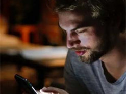 Дослідження: синій колір від гаджетів прискорює старіння