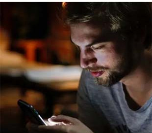 Дослідження: синій колір від гаджетів прискорює старіння